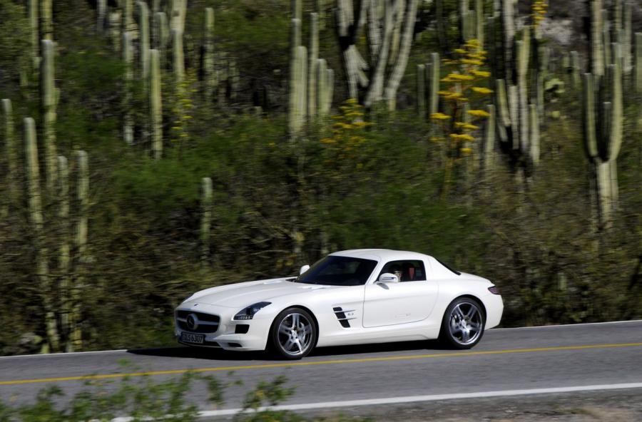  Mercedes-Benz SLS AMG White 2011 года  (фото 23 из 29)